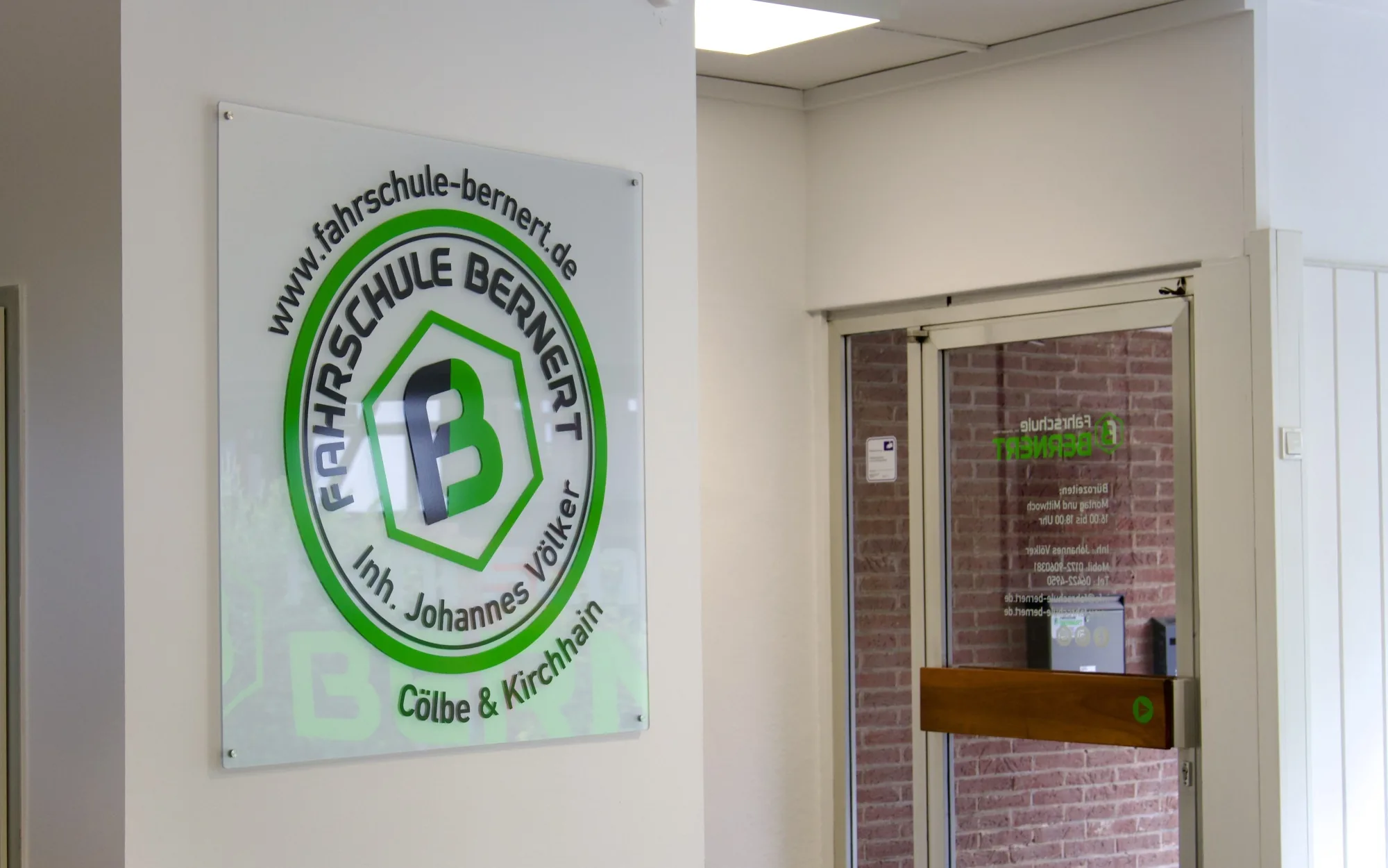 Eingangsbereich mit Logo der Fahrschule Bernert in Cölbe