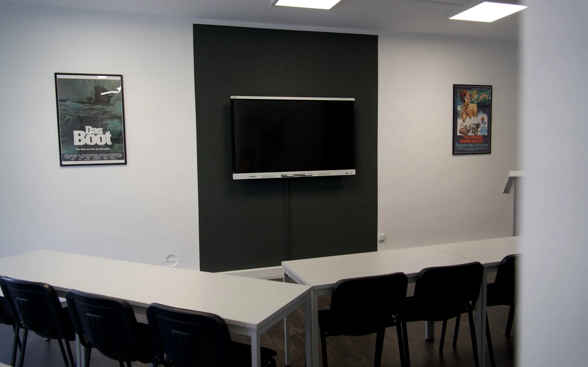 Theorieraum mit Bildschirm und Filmpostern in Cölbe